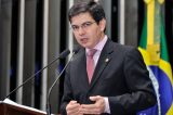 Senador pedirá que PGR investigue se Olavo ameaça Bolsonaro