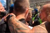 Vídeos: Ultradireitistas e hooligans agridem policiais para defender estátua de Churchill de ato antirracista