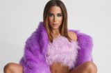 Em cena com namorado, Anitta lança clipe dirigido à distância para ‘Tócame’