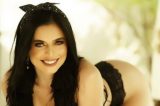 Acusada de tráfico, miss bumbum tentou tirar roupa ao ser presa