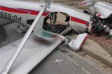 Avião monomotor cai no centro de cidade, em SC; veja vídeo