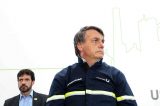 Sem máscara, Bolsonaro causa aglomeração, encontra apoiadores e tropeça em inauguração de usina em Caldas Novas