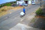 Homem carrega corpo em carrinho de mão; assista