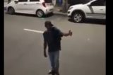 Vídeo: Morador de rua emociona ao cantar música de Renato Russo, ganha vaquinha e vai gravar em estúdio de Salvador