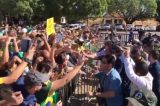 Sem máscara, Bolsonaro é recebido por multidão na Bahia Sem máscara, Bolsonaro é recebido por multidão na Bahia