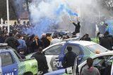 Policiais cercam residência de presidente da Argentina e lançam bomba molotov