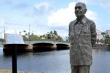 Neto de Ariano Suassuna lamenta vandalismo em estátua Neto de Ariano Suassuna lamenta vandalismo em estátua