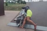 Mãe bêbada cai com bebê em carrinho ao brincar em pista de skate