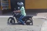 Motoqueiro fura bloqueio de obra e fica preso no cimento fresco; assista