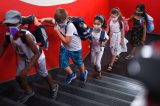 Volta às aulas no mundo tem nervosismo na França, lotação na Espanha e nenhum contágio na China