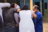 Equipe de afiliada da Globo é agredida em cobertura eleitoral; jornalista leva ‘mata-leão’