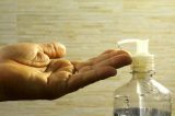 80% do álcool gel vendido no Brasil é ineficaz contra vírus, diz UFPR