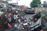 Caminhão de cerveja tomba em esgoto e população mergulha na lama para saquear; veja vídeo Caminhão de cerveja tomba em esgoto e população mergulha na lama para saquear; veja vídeo