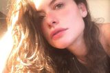 Alinne Moraes posta foto nua na praia e ganha elogios: “Sereia”
