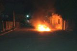 Com a ajuda da filha, mulher põe fogo no carro do ex com ele dentro