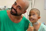 Paciente de 8 anos que retirou tumor cerebral raspa cabelo de médico; assista