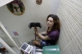 Desempregada, professora viraliza ao oferecer faxina e aula de arte a clientes