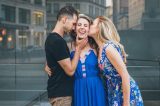 Homem acaba com casamento de 19 anos para viver poliamor com duas mulheres