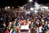 Comemorações de reeleição dos prefeitos em Feira de Santana e Vitória da Conquista geram aglomerações