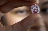 Diamante roxo-rosa: maior joia do tipo já leiloada é vendida por R$ 143 milhões