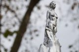 A polêmica estátua de ‘mãe do feminismo’ nua que provocou revolta em Londres