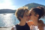 Nanda Costa publica foto com esposa e se declara: “Na saúde e na doença”