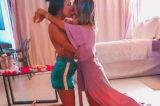 Hotel sofre ataques nas redes sociais após publicar foto de duas mulheres se beijando: “ridículo e nojento”