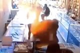 Bateria de celular explode no rosto de homem que tentava trocá-la; assista
