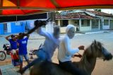 Faroeste caboclo: dois homens assaltam mercado a cavalo. Veja o vídeo aqui