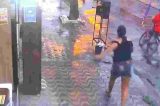 Mulher derruba ladrão com guarda-chuva e recupera celular; veja o vídeo