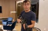 Vereador bolsonarista de BH mostra fuzil recebido como “presente de Natal”; veja vídeo