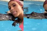 Amiga de Anitta é detonada por nadar na piscina com jacaré amordaçado