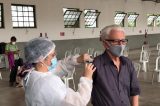 Onildo Almeida é vacinado pela neta em Caruaru
