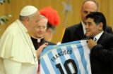 “Um poeta no campo e um homem muito frágil”, diz papa Francisco sobre Maradona