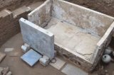 Tumba com cama de mármore de 1.400 anos é encontrada na China