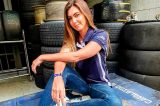 Letícia Datena fala sobre cantadas no automobilismo: “Levei cantada de chefe”