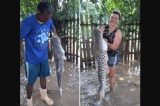 Mulher acha peixe de 12 kg no quintal após cheias no Acre: ‘almoço da família’