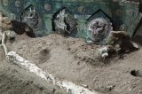 Arqueólogos descobrem carruagem cerimonial romana antiga perto de Pompeia