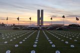 Volta do auxílio: manifestantes espalham pratos vazios em frente ao Congresso