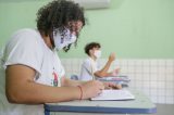 Estudantes mais pobres aprenderam a metade do que colegas na escola durante pandemia, diz estudo