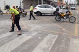 Agentes de trânsito da prefeitura retiram vidro estilhaçado em avenida na área central de Juazeiro para evitar acidentes