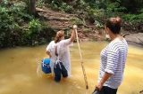 Covid-19: Equipe de saúde atravessa córrego para vacinar idosa de 93 anos; veja