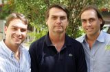Rachadão do clã Bolsonaro: Bolsonaro cedeu a Carlos e Flávio assessores que sacaram 90% dos salários