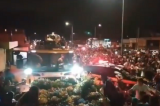 Multidão se aglomera na chegada do corpo de Herzem Gusmão em cemitério