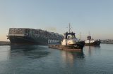 Meganavio encalhado no Canal de Suez volta a flutuar após 6 dias