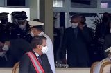 VÍDEO: Luiz Eduardo Ramos leva tombo durante a posse de comandante da Marinha