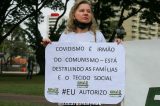 Foto onde manifestante compara “covidismo” com comunismo bomba nas redes