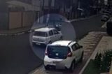 Motorista joga carro contra homens que tentavam assaltar mulher; veja vídeo