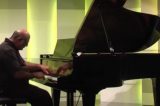 O médico que virou pianista e compositor após ser atingido por um raio