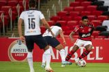 Com um jogador a menos, Flamengo arranca empate com LDU e avança na Libertadores